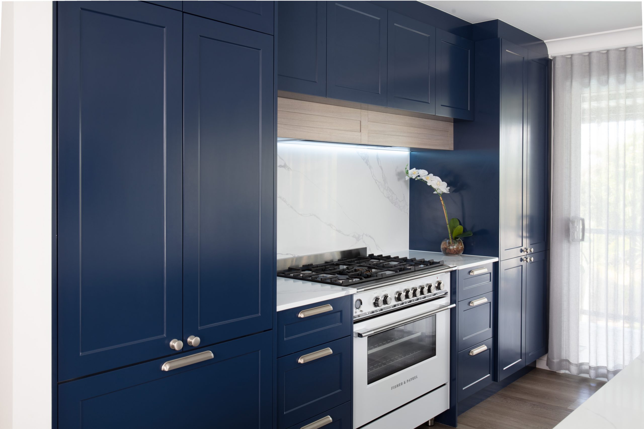 Luxury kitchen cabinets in a blue colour scheme to make a bold statement in the kitchen.